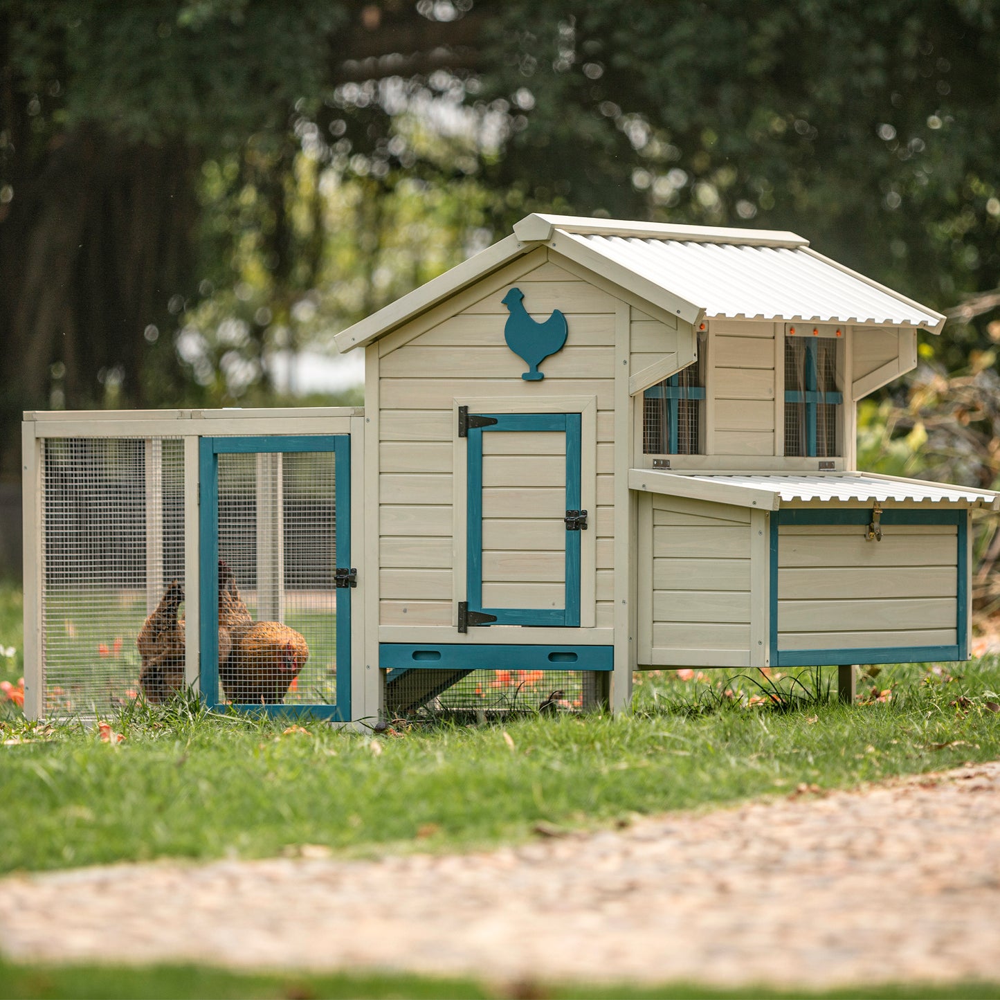 Weatherproof outdoor chicken coop with waterproof PVC roof. Outdoor chicken coop with removable bottom for easy cleaning.Large space Coop suitable for 5-7 chickens.